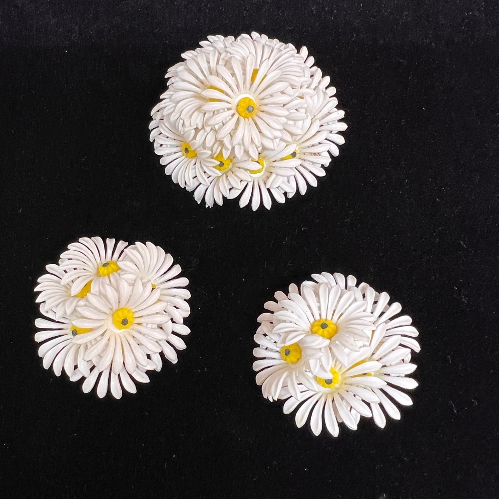 Vintage Daisy broach and matching earrings